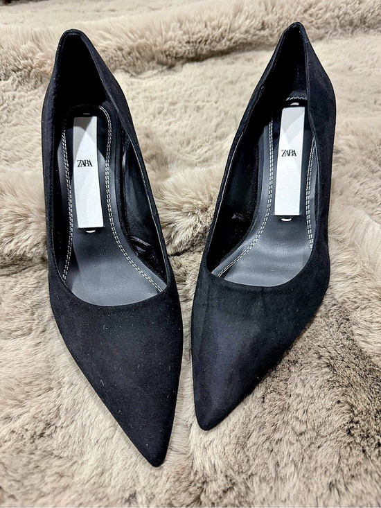 Zara Shoes - Zara Pointed Toe Sculptural Heel Pumps in Black Like New